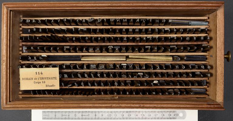 Boîte de poinçons typographiques : Garamont corps 16