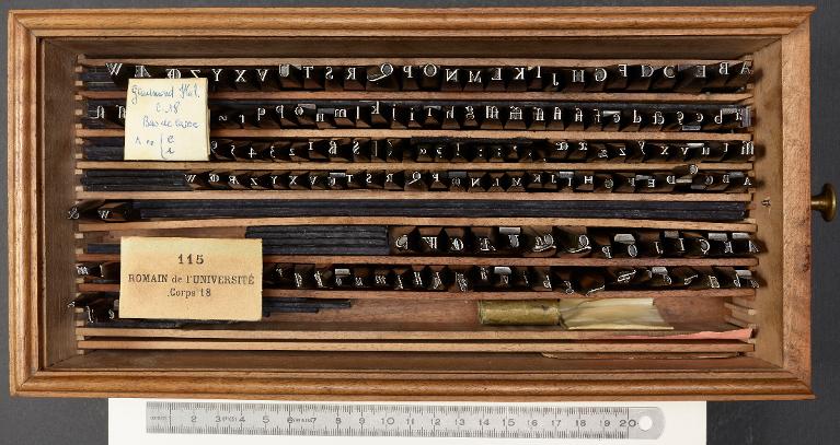Boîte de poinçons typographiques : Garamont corps 18