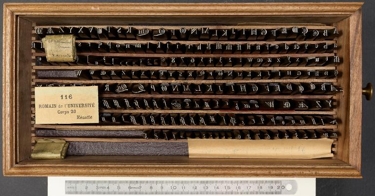 Boîte de poinçons typographiques : Garamont corps 20