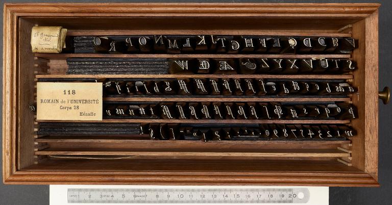 Boîte de poinçons typographiques : Garamont corps 28