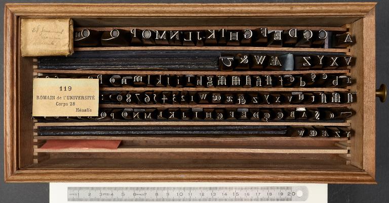 Boîte de poinçons typographiques : Garamont corps 28