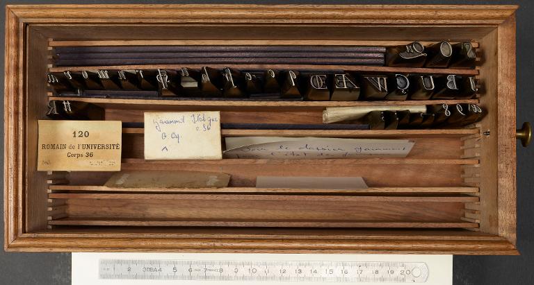 Boîte de poinçons typographiques : Garamont corps 36