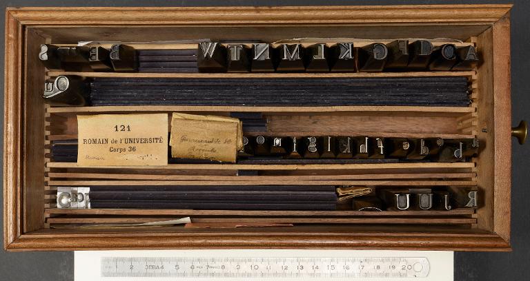 Boîte de poinçons typographiques : Garamont corps 36