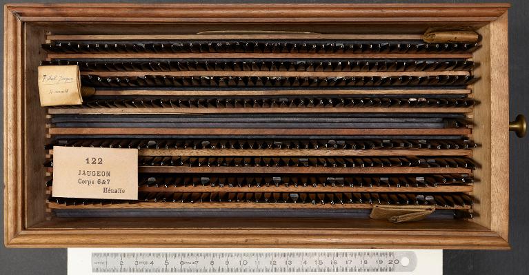 Boîte de poinçons typographiques : Jaugeon