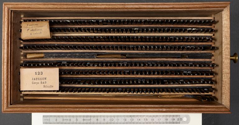 Boîte de poinçons typographiques : Jaugeon