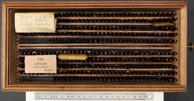 Boîte de poinçons typographiques : Jaugeon