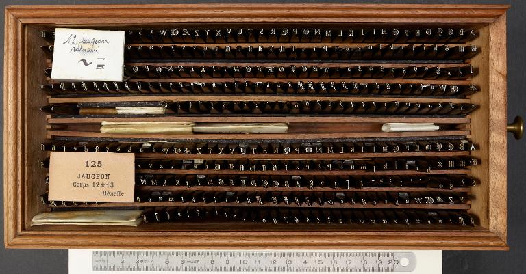 Boîte de poinçons typographiques : Jaugeon