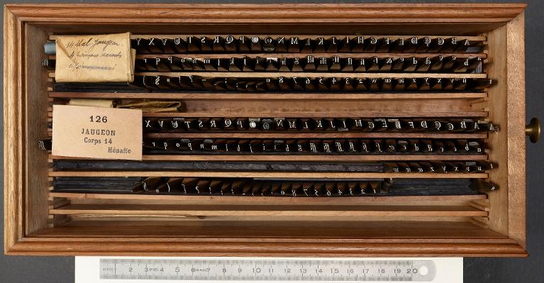 Boîte de poinçons typographiques : Jaugeon corps 14