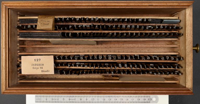 Boîte de poinçons typographiques : Jaugeon corps 16