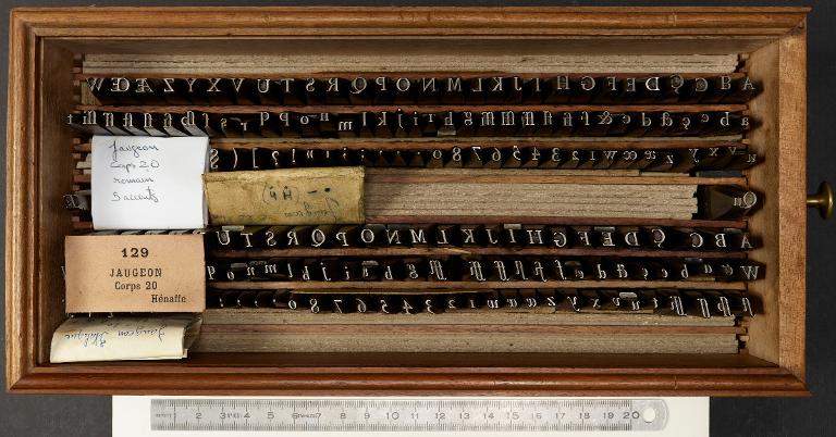 Boîte de poinçons typographiques : Jaugeon corps 20