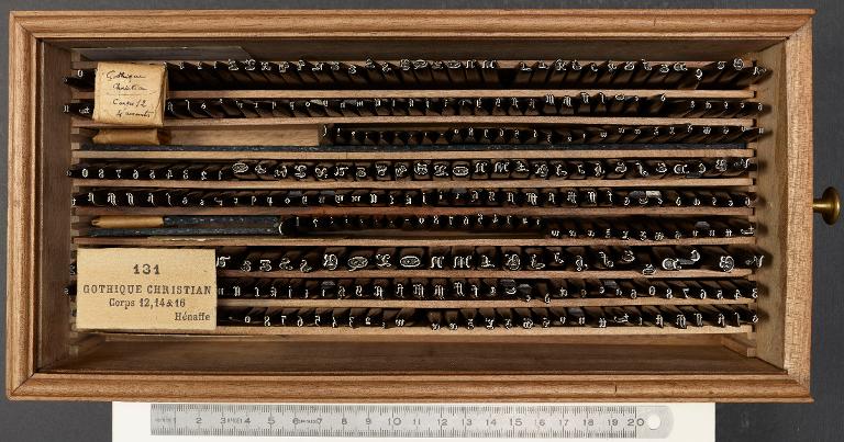 Boîte de poinçons typographiques : gothique christian