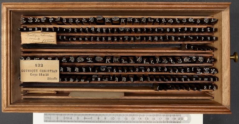 Boîte de poinçons typographiques : gothique christian