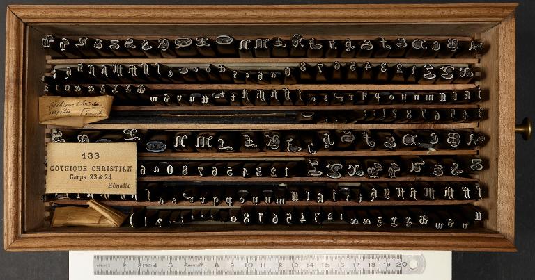 Boîte de poinçons typographiques : gothique Christian