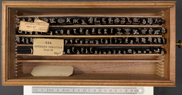 Boîte de poinçons typographiques : gothique Christian corps 28