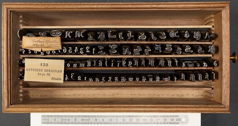 Boîte de poinçons typographiques : gothique Christian corps 32