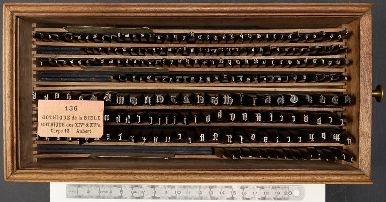 Boîte de poinçons typographiques : gothique du XIVe et XVe siècles et gothique de Mayence