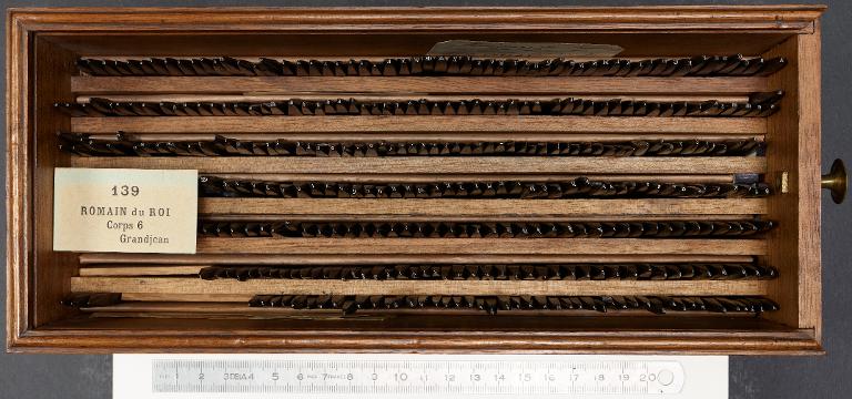 Boîte de poinçons typographiques : Grandjean corps 6