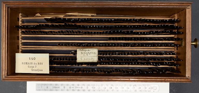 Boîte de poinçons typographiques : Grandjean corps 7