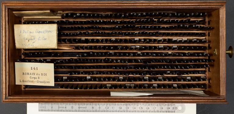 Boîte de poinçons typographiques : Grandjean corps 8