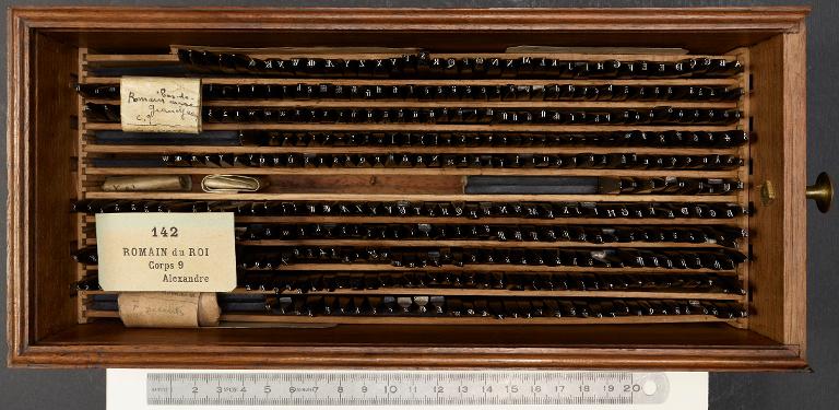 Boîte de poinçons typographiques : Grandjean corps 9