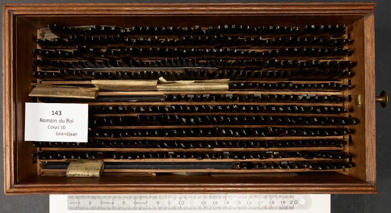 Boîte de poinçons typographiques : Grandjean corps 10