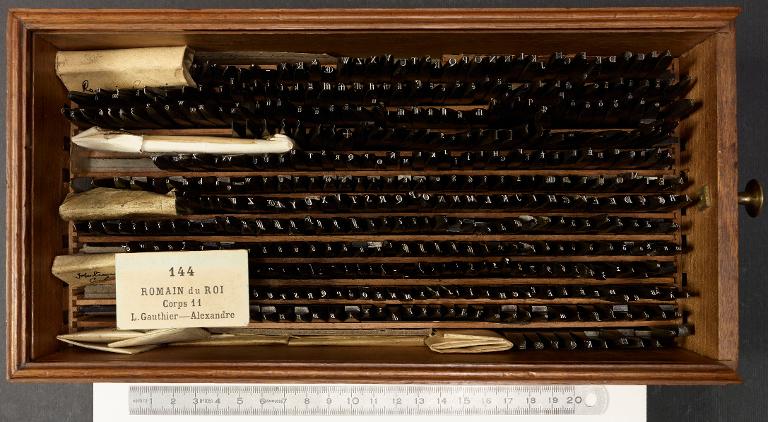 Boîte de poinçons typographiques : Grandjean corps 11