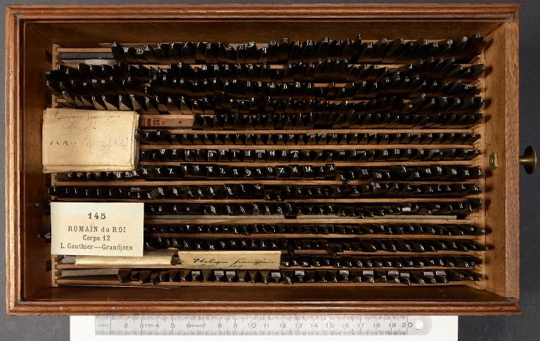 Boîte de poinçons typographiques : Grandjean corps 12