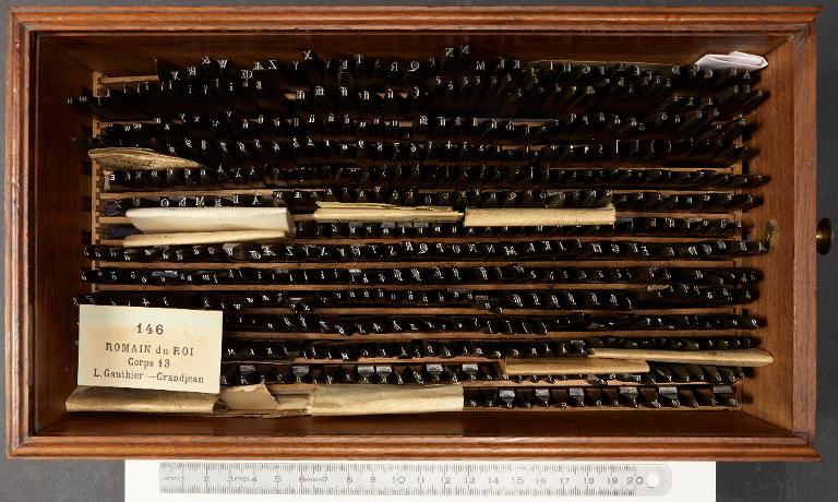 Boîte de poinçons typographiques : Grandjean corps 13