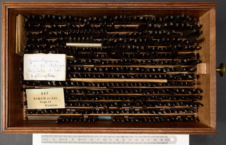 Boîte de poinçons typographiques : Grandjean corps 14