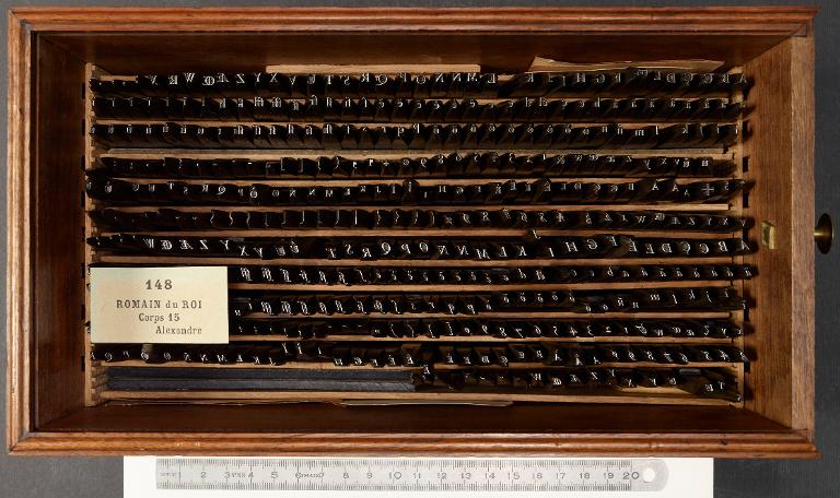 Boîte de poinçons typographiques : Grandjean corps 15