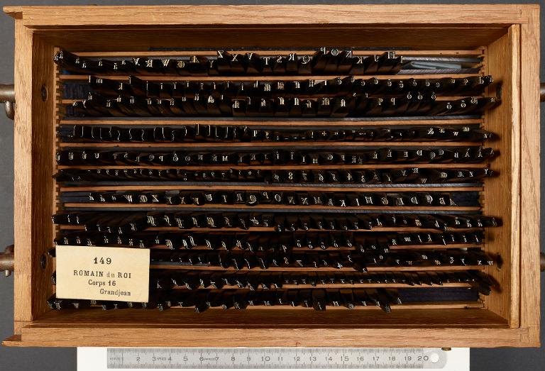 Boîte de poinçons typographiques : Grandjean corps 16