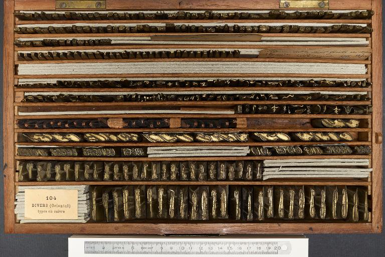 Poinçons typographiques : lettre à talon corps 76