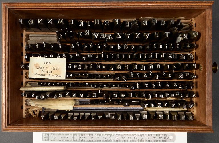 Boîte de poinçons typographiques : Grandjean corps 28