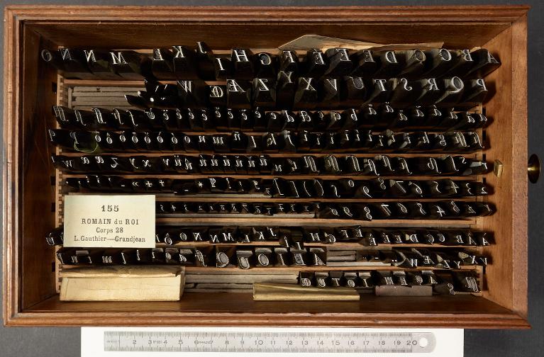 Boîte de poinçons typographiques : Grandjean corps 28