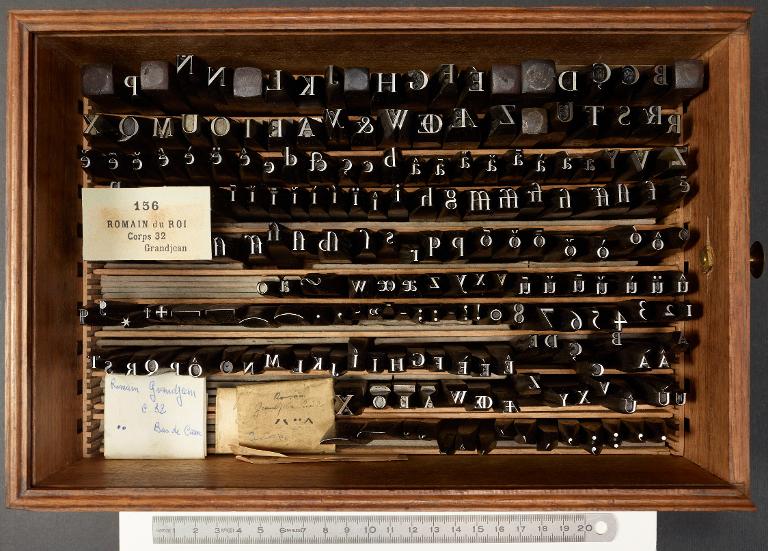 Boîte de poinçons typographiques : Grandjean corps 32