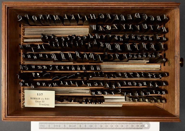 Boîte de poinçons typographiques : Grandjean corps 32