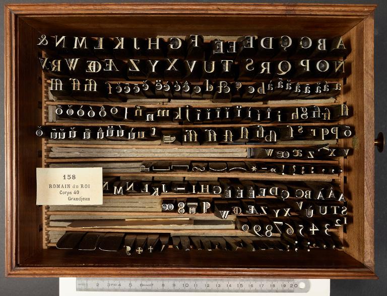 Boîte de poinçons typographiques : Grandjean corps 40