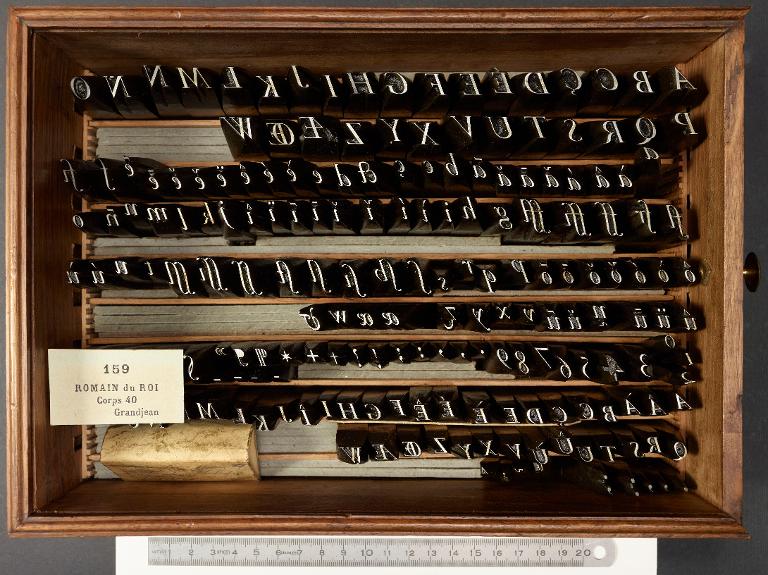 Boîte de poinçons typographiques : Grandjean corps 40