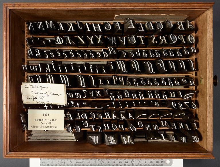 Boîte de poinçons typographiques : Grandjean corps 48