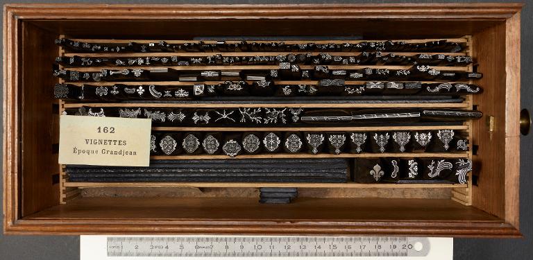 Boîte de poinçons typographiques : ornement vignette époque Grandjean