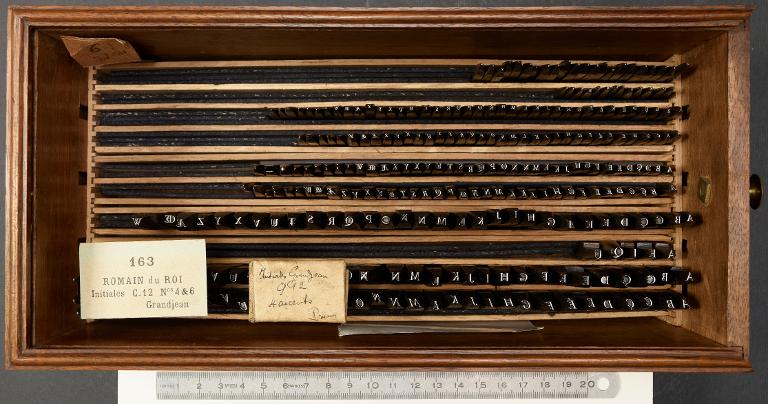 Boîte de poinçons typographiques : Grandjean, initiales