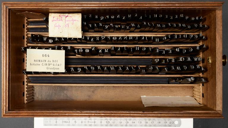 Boîte de poinçons typographiques : Grandjean, initiales