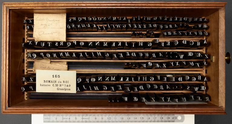 Boîte de poinçons typographiques : Grandjean, initiales