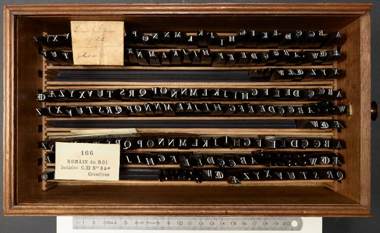 Poinçons typographiques : Grandjean corps 22, initiales