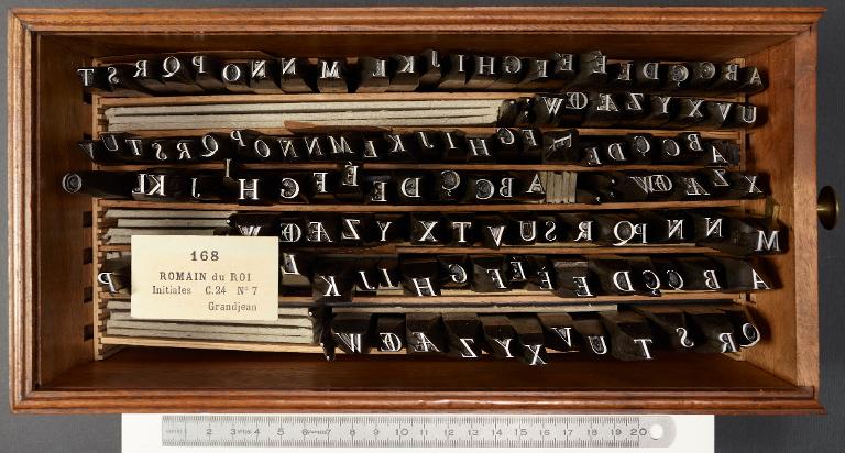 Poinçons typographiques : Grandjean corps 24, initiales