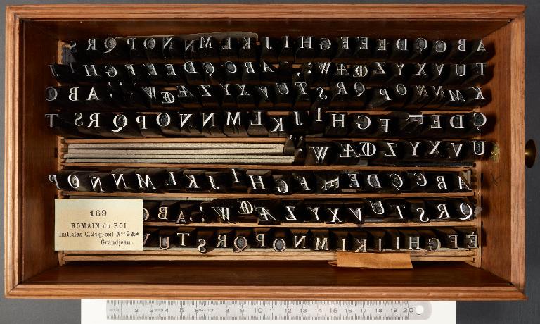 Poinçons typographiques : Grandjean corps 9, initiales