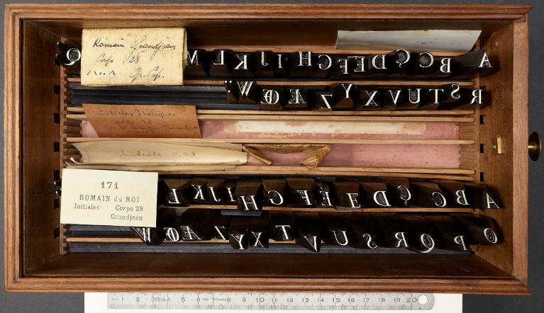 Boîte de poinçons typographiques : Grandjean corps 28, initiales