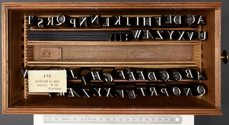 Boîte de poinçons typographiques : Grandjean corps 12, initiales