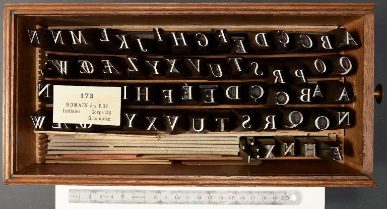 Boîte de poinçons typographiques : Grandjean corps 32, initiales