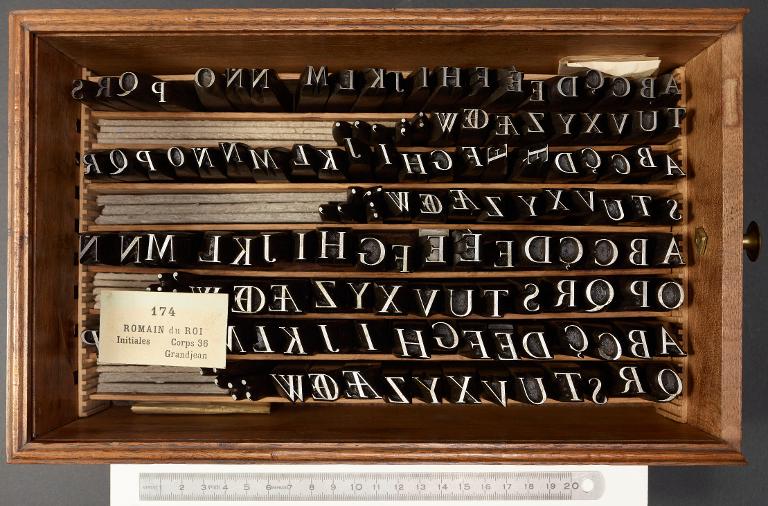 Poinçons typographiques : Grandjean corps 8/9, initiales